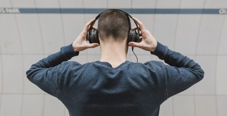 đeo tai nghe đúng cách